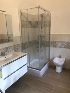 里奥马里纳Isola d'Elba casa vacanze - Villa Portello - la casina bis - quarzo-pirite的带淋浴、盥洗盆和卫生间的浴室