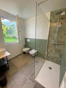 马尔切西内Relais PINF的一间带玻璃淋浴和卫生间的浴室