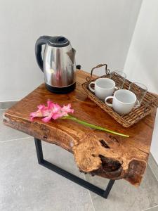 马尔切西内Relais PINF的一张带茶壶和茶杯的木桌