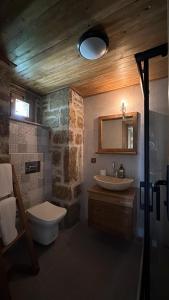 格克切达镇KİNZİ İMROZ的一间带卫生间和水槽的浴室