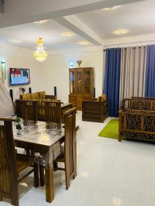 WariyapolaSAKURA Guest House tourist only的客厅配有餐桌和椅子