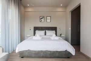 雅典Apartment in Keramikos, Athens的卧室配有一张带白色床单和枕头的大床。