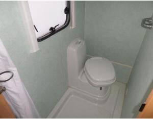 艾瓦耶Olga caravane的一间带卫生间和窗户的小浴室