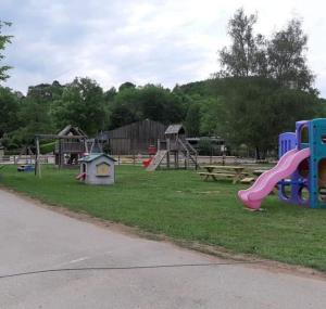 艾瓦耶Olga caravane的一个带滑梯和游戏设备的游乐场的公园