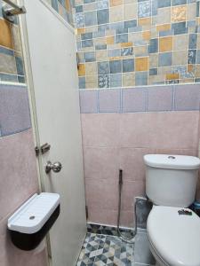 曼谷206 Quiet and Cozy Apartment的一间带卫生间和淋浴的小浴室