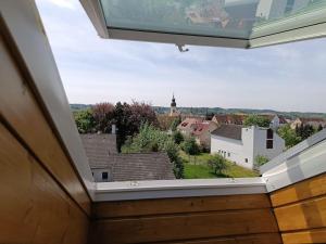 沃尔恩察Ferienwohnung - Dachgeschoss Schmuckstück的从城市的窗户欣赏风景