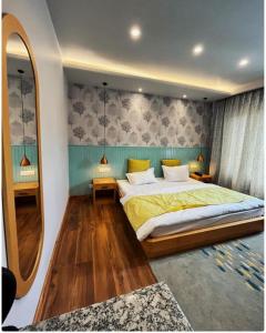 列城Maple house ladakh的一间卧室配有一张大床和镜子