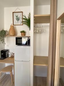 蒙彼利埃Chambre climatisée 2 lits - Proche Centre Tramway的厨房配有白色冰箱和桌子