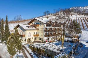卡斯特尔罗托Solaia Hotel & Guesthouse的雪中酒店空中景观