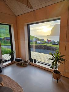 Kalsoy cottages - Jogvansstova的客房设有海景大窗户。