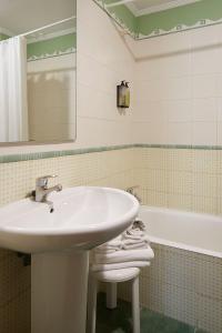 奥尼亚特IRAIPE Ongi Hotel的浴室配有盥洗盆和浴缸。