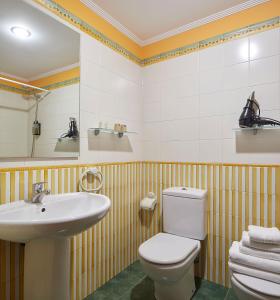 奥尼亚特IRAIPE Ongi Hotel的一间带卫生间和水槽的浴室
