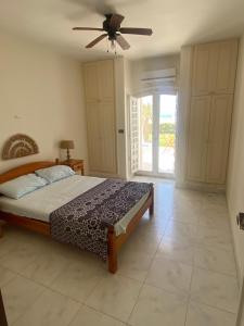阿莱曼Chalet Marina Alamein first row sea view 3 bedroom-North Coast的一间卧室配有一张床和吊扇