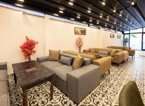 特拉布宗Selia SUİTES的带沙发、桌子和鲜花的等候室