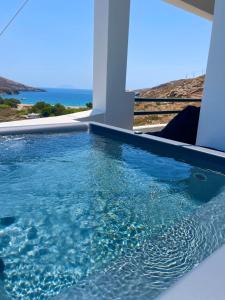 GanemaVie rêvée luxury suites的海景游泳池