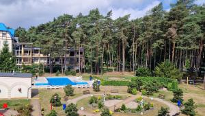 卢克钦Komfortowy Apartament w Blue Mare的享有公园、游泳池和树木的景色