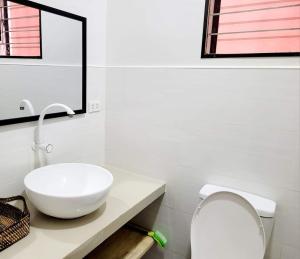 TalibonCAP Apartments的浴室配有白色水槽和卫生间。