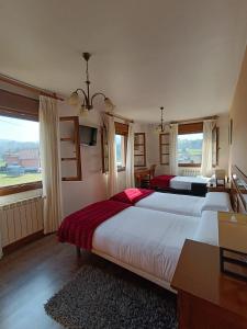 索托德尔瓦尔科Hotel Rural Foncubierta的一间卧室设有两张床和大窗户