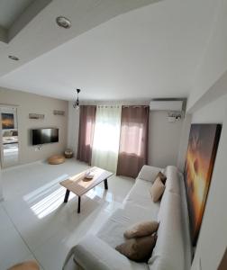 西洛卡特伦Xylokastro cozy apartment的客厅配有白色的沙发和桌子