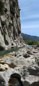 PeyrestortesStudio proche de Perpignan的山前有岩石的河流