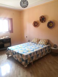 SelouaneFamily house 2 bedrooms, 2 sdb, near Center of Nador & Airport的卧室配有床和壁板