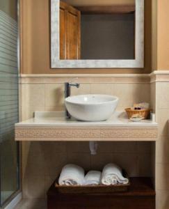 索托德尔瓦尔科Hotel Rural Foncubierta的浴室配有盥洗盆、镜子和毛巾