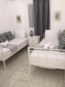 安提帕罗斯岛Camara House, Antiparos的卧室内两张并排的床
