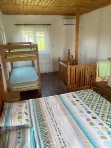 皮聪达Leto land Guest House的一间卧室设有两张双层床和一扇窗户。