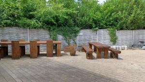 埃施韦勒Triple Twenty的庭院里一组木桌和长椅