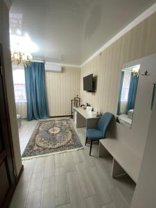 库斯塔奈Hotel Astam的客房设有带水槽的浴室和书桌