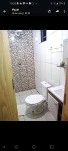 Ametista do SulHotel cabanas bom Jesus的带淋浴、卫生间和盥洗盆的浴室