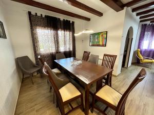 迈阿密普拉特亚Villa “Castellón“的一间带木桌和椅子的用餐室