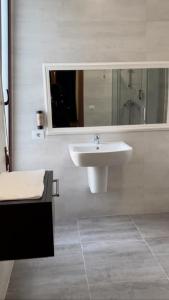 都拉斯Villa Eden 111, Perla Resort, Bay of Lalzi的一间带水槽和镜子的浴室