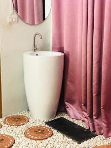 Ban Ton Liangกอบสุข รีสอร์ท2 k04的一间带水槽和粉红色淋浴帘的浴室