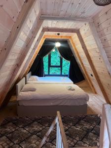 里泽Elegant Bungalov的小木屋阁楼上的一张床位