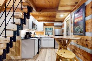 加特林堡Up the Creek的一间厨房,配有白色家电和木制天花板