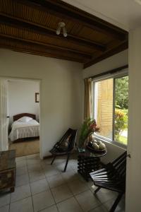 米萨华丽港Misahualli Amazon Lodge的客厅配有床和桌椅