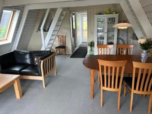 FarsøNice holiday home in beautiful resort的客厅配有桌椅