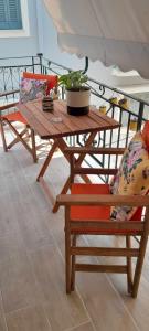 里科索翁Evelina 4的木桌和长凳上放着盆子