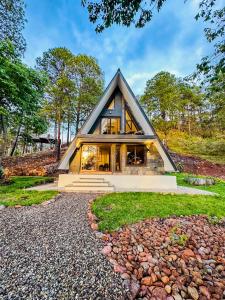 Tiny Pines A-Frame Cabin, Domes and Luxury Glamping Site的茅草屋顶的框架房屋