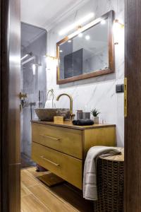 海若克利欧Menda Suite的一间带水槽和镜子的浴室