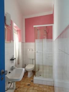 塔维拉瓜斯旅馆的浴室配有卫生间、淋浴和盥洗盆。