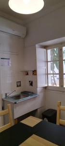 塔维拉瓜斯旅馆的一个带水槽和窗户的小厨房