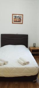 塔维拉瓜斯旅馆的一间卧室配有一张床,上面有两条毛巾
