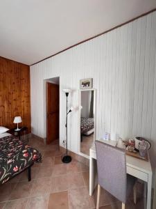 VillalagoL'Orsa的一间卧室配有一张床、一张书桌和一面镜子