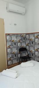 塔维拉瓜斯旅馆的一间卧室设有两张床,墙上挂着画