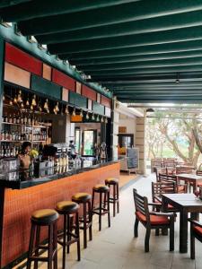 岘港楚酒店 的餐厅设有酒吧,配有桌椅