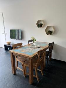 米德尔堡Huisje36的餐桌、椅子和电视