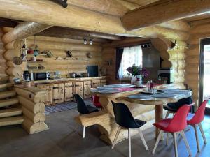 瓦特拉多尔内Casa de Munte的厨房设有木墙和桌椅