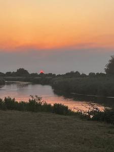 勒泰克Le Nid du Teich的一条背着日落的河流